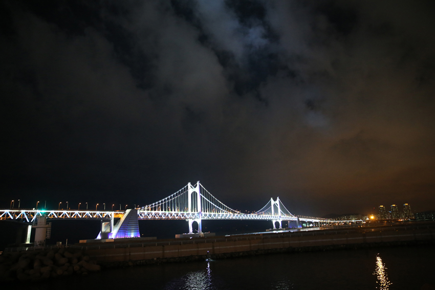 파도속의 광안대교.JPG